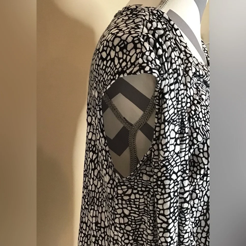 Apt 9 Sleeveless Black and White Patterned Women's Top - Picture 3 of 12